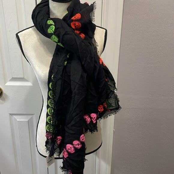 Alexander McQueen Neon Skull Scarf Black Rare Retails $430 - Picture 6 of 9